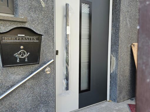 Haustür und Garagentor in Schönenberg