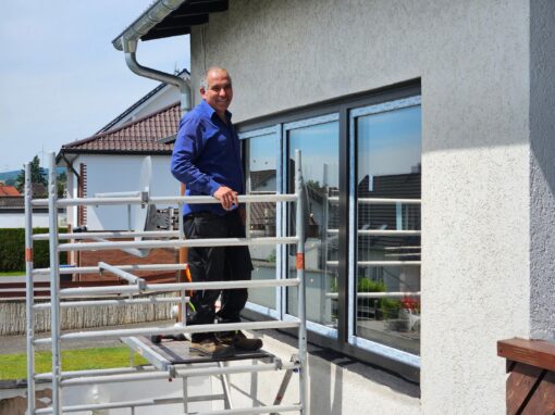 Großes Panorama Fenster mit Solar-Vorbaurollladen in Schönenberg